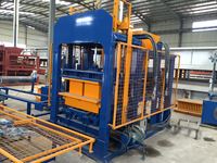 Machine automatique de fabrication de pavés QT4A-15, machine à fabriquer des blocs creux en béton pour le bordurement des routes