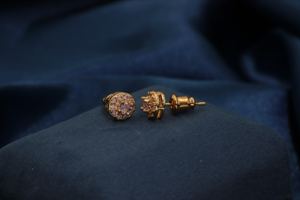 Boucles d'oreilles rondes classiques et élégantes pour femmes Tianyu Gems en laiton plaqué or avec zircone cubique blanche - Product Image 5