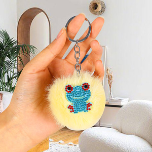 Llavero de felpa con forma de rana de dibujos animados, colores variados, accesorios para llaves de coche, colgante bonito para bolsos de mujer - Product Image 3