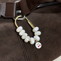 Breloque de sac tendance 2026 en agate faite à la main, en forme de U, avec mousqueton, accessoire de sac personnalisé en alliage cerise, porte-clés