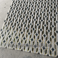 Mosaïque murale moderne de luxe en marbre et laiton à motif interlock pour mur d'accentuation de villa, hôtel, ou crédence de salle de bain