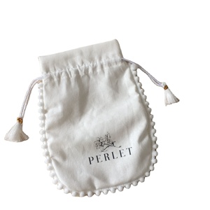 Présentoir à bagues personnalisé pour bijouterie, pochette à bijoux en mousseline de coton doux blanche avec pompon, petit cadeau - Product Image 4