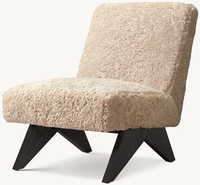 Fauteuil lounge sans accoudoirs en chêne massif, style simplicité moderne, avec cadre artisanal, rembourrage sur mesure, dossier incliné et pieds coniques en V inversé