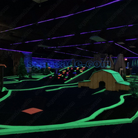 Interaktives Indoor-Spielplatzgerät Fluoreszierende Wandmalerei Mini-LED Leuchtende Schwarzlicht-Hole-Golf-Anlage Vergnügungspark PP-Material