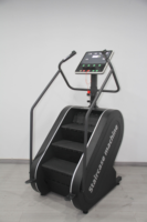 Appareil de cardio-training motorisé Stepmill avec grand écran carré pour l'entraînement des fessiers et la remise en forme