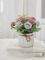 Künstliches Blumenarrangement in Weißer Keramikvase mit Pfirsichrosa Rosen und Grünen Blättern für Innenraum-Tischdekoration