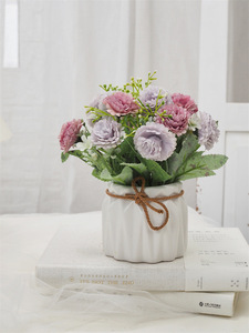 Arreglo de Flores Artificiales en Jarrón de Cerámica Blanco con Rosas Rosa Melocotón y Hojas Verdes para Decoración de Escritorio Interior - Product Image 3