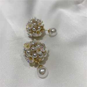 Boucles d'oreilles en forme de boule pour femmes élégantes et vintage Double face Floral Pearl Bezel Setting Wedding Party Jewelry Made of Zinc Alloy - Product Image 5