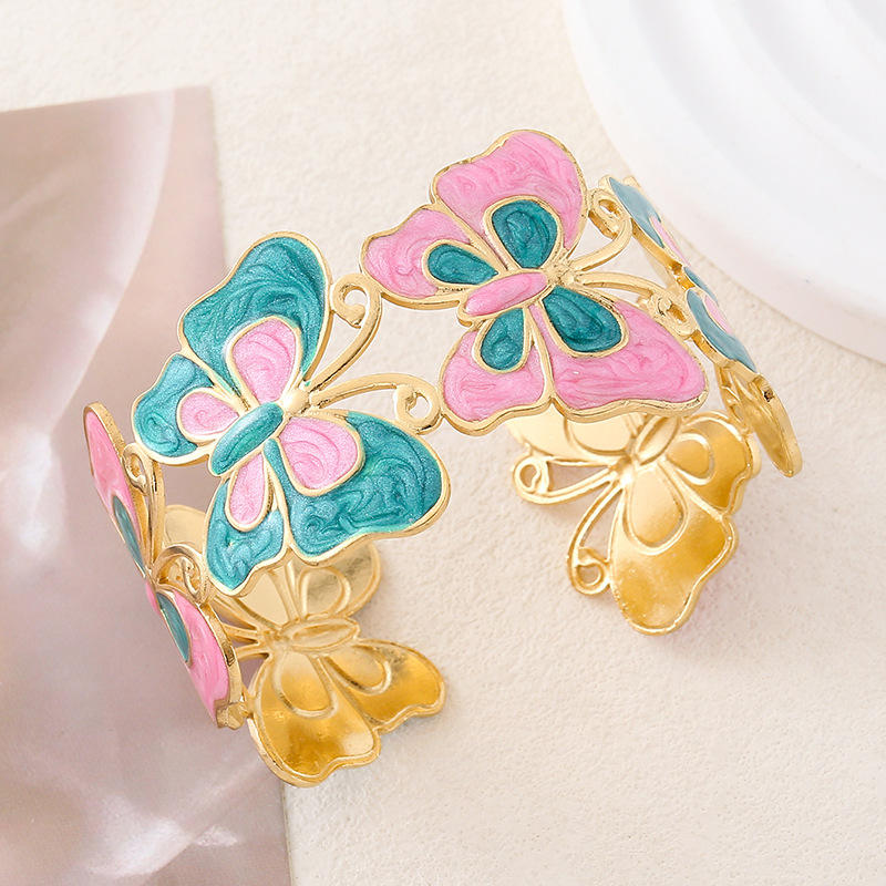 ผีเสื้อสีชมพูและสีเขียว