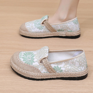 Chaussures plates en tissu de Pékin de style ethnique pour femmes, conception transfrontalière brodée, sans lacet léger pour l'automne pour les personnes d'âge moyen - Product Image 2