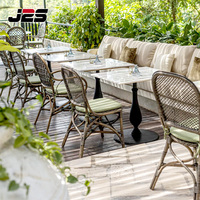Ensemble de luxe J2S en rotin tressé pour chaises et table, idéal pour les stations balnéaires, mobilier moderne d'extérieur pour restaurants et stands commerciaux