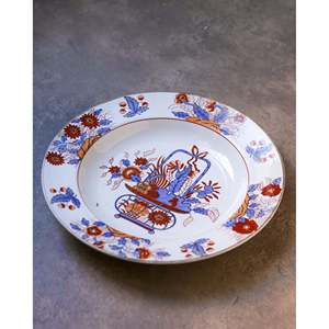 Piatto Fondo da 26 cm con Vaso Arancione e Fiori Azzurri Dipinti a Mano con Dettagli Dorati in Porcellana Inglese - Product Image 5