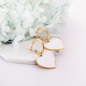 Último Diseño, Pendientes de Aro Modernos de Acero Inoxidable con Letra de Corazón y Baño de Oro de 18K - Product Image 3