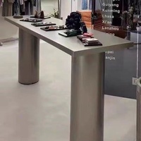 Mostrador Central de Acero Inoxidable de Diseño Moderno y Minimalista Personalizado para Tiendas de Ropa, Boutiques, Espacios Urbanos y Salas de Estar