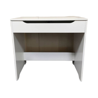 Bureau d'étude minimaliste en bois avec compartiment de rangement rabattable, adapté au jeu et à l'étude des enfants.