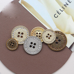 Venta al por mayor de botón de metal redondo de aleación de oro y plata con 4 agujeros y técnica de chapado de diamante para ropa de mujer - Product Image 4
