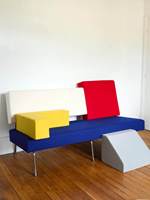 Canapé italien abstrait-geometrique en forme de U à trois places avec design color-block - Tissu personnalisable pour petits appartements et boutiques
