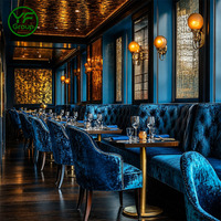 Meubles de restaurant en velours bleu sur mesure en gros, sièges de banquettes, tables et chaises avec structure métallique et plateau en marbre pour hôtel