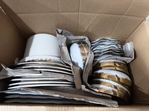 Assiettes <span class=keywords><strong>et</strong></span> plats en céramique écologiques 2026 à prix abordable pour hôtels, mélange blanc <span class=keywords><strong>et</strong></span> bord <span class=keywords><strong>doré</strong></span>, vente en gros par la tonne pour événements - Product Image 2