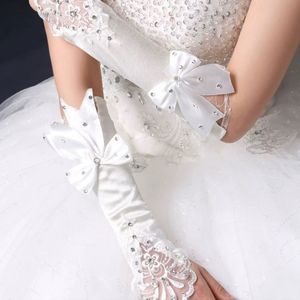 2025 nouveau Satin fête mitaines femmes gants de <span class=keywords><strong>mariage</strong></span> <span class=keywords><strong>ivoire</strong></span> sans doigts dentelle mariée cristal arc fleur pour mariée strass accessoire - Product Image 2
