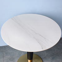 Table ronde en pierre frittée avec structure en métal doré et ensemble de fauteuils en cuir pour café, boulangerie, salon de thé, mobilier commercial
