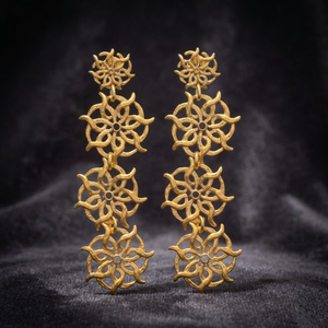 Boucles d'oreilles pendantes en laiton faites à la main avec pierres précieuses, plaquées rhodium, forme de fleur, style classique - Product Image 3