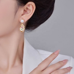 Pendientes de Perlas de Estilo Barroco Inspirados en el Jardín de Monet, Estilo de la Corte Francesa de Lujo con Flor de Rosa Esmaltada - Product Image 5
