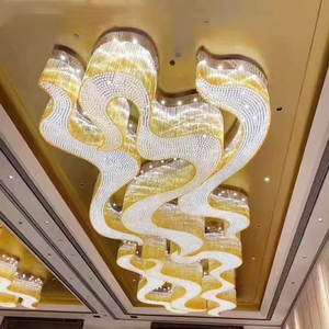 Lustre de plafond en cristal sur mesure pour hôtel de luxe, grand lustre en cristal pour banquet, mariage, projet, forme ondulée, grand lustre en cristal doré - Product Image 1