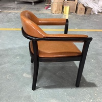 Chaises de salle à manger haut de gamme style américain Star-Luxury en bois de frêne massif avec accoudoirs rembourrés en cuir pour hôtels et restaurants (vente en gros)