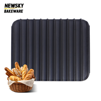 Plateau de cuisson pour baguettes commercial, 11 unités, maille noire, revêtement antiadhésif, assure une conduction uniforme de la chaleur pour des résultats de cuisson uniformes