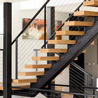 Escalier mono-tringle d'origine usine, moderne, pour intérieur, style loft, avec garde-corps en bois et verre, balustrade en acier inoxydable