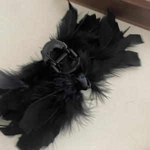 Pince à cheveux élégante en plumes d'autruche, grande pince à cheveux en forme de griffe de requin pour femmes, accessoire de mode avec décoration en plumes - Product Image 2