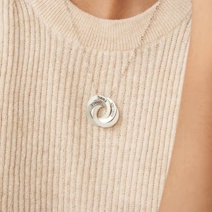 Collier tendance RFJEWEL en or avec cercles entrelacés personnalisables, bijou gravable avec nom, cadeau pour la fête des mères, pour femmes, famille, amis - Product Image 5