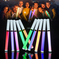 NOVISON Bâtons lumineux LED multicolores durables en ABS, baguettes de rave, lampes à piles remplaçables, tubes lumineux qui brillent dans le noir