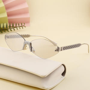 Gafas de sol sin montura con corte de diamante para mujer, con diamantes de imitación, protección UV400, lentes cuadrilaterales de PC, montura negra DG 98252 - Product Image 3