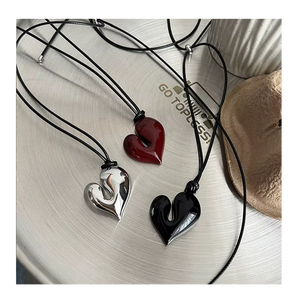 Ciondolo a cuore in acciaio inossidabile a tre colori | Oro, argento, bordeaux | Nuovo arrivo, non sbiadito, ipoallergenico, minimalista INS Desi - Product Image 1