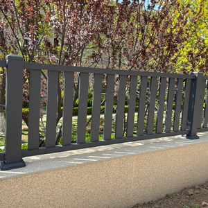 Panneau de clôture horizontal en aluminium gris moderne - Barrière d'intimité durable et peu exigeante en entretien, hauteur de 6 pieds, utilisation sur chantier - Product Image 1