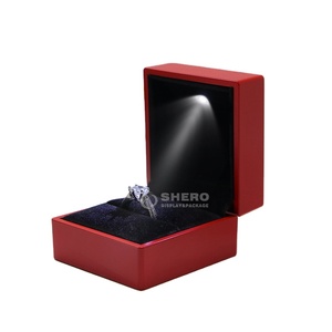 Caja de Joyería con Luz LED de Alta Calidad con Patrón Cuadrado para Anillos de Boda, Collares, Colgantes, Pulseras, Empaque - Product Image 1