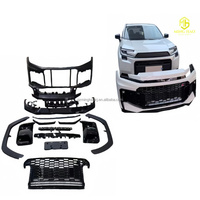 Modification du pare-chocs de voiture avec des composants avant GR. Modèle 2026 pour Toyota RAV4 modifié avec kit carrosserie GR Sport, ajustement parfait