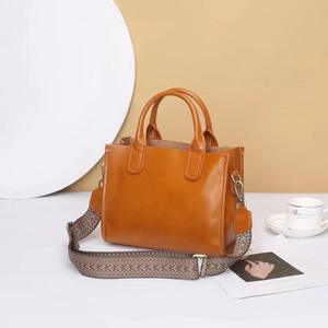 Bolso de mano AndoBag para mujer, bolso de hombro cruzado de moda, de cuero genuino de vaca, con remaches en la base, dos correas, 6018 - Product Image 6