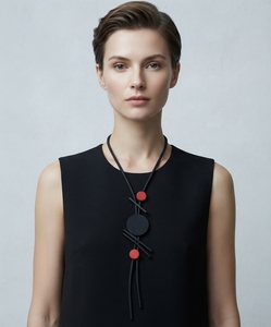 Colar Longo Feminino Estilo Lariat para Suéter, com Cordão de Borracha, Pingente Geométrico de Círculo Preto e Vermelho, Acessório de Moda Minimalista e Artístico - Product Image 1