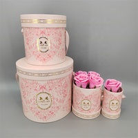 Boîte cadeau ronde rose en matériaux recyclés avec laminage mat et gaufrage pour les fleuristes et les roses