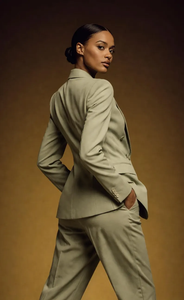 Costume vert sauge à double boutonnage, blazer structuré, ensemble pantalon ajusté, tenue de bureau élégante pour femmes, tenue professionnelle - Product Image 4