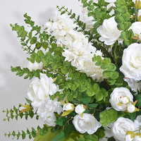 Boule de fleurs géométrique de 70 cm en eucalyptus, hortensia et rose pour décoration de table de mariage et allée