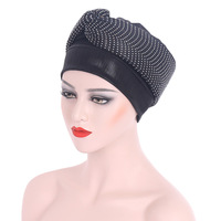 Pañuelo musulmán cruzado con taladro en caliente de esponja al por mayor, gorros, turbantes indios Sin borde de rayas nacionales para mujer, venta al por mayor de la semana de 2017