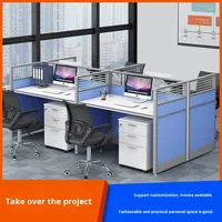 Poste de travail de bureau moderne et contemporain pour 4/6 personnes avec écran de séparation, bureau informatique et panneaux porte-cartes