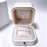 Coffret Cadeau de Bijoux en Faux Daim Carré avec Boîtes pour Bagues, Bracelets, Pendentifs et Colliers, Sac, Carte et Certificat Inclus