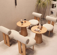 Ensemble de meubles de restaurant en bois Balata : Chaises en bois, table ronde, banquette en tissu pour café, espace lounge bar