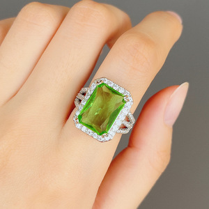 Anello con Zircone Verde Smeraldo Taglio Cushion, Elegante Gioiello da Donna alla Moda, Regalo Chic per Uso Quotidiano - Product Image 4