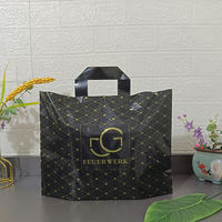Livraison rapide, sacs en plastique pour vêtements en gros, poignée plate, logo personnalisé pour la vente au détail de vêtements et de cadeaux